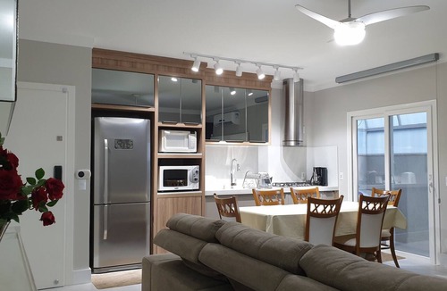 Centro Apartment | Excellent 2-bedroom apartment in the center of Bombinhas, 300 meters from the beach.