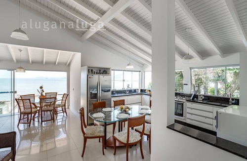 Palhoca House | Exclusive Mansion: Pool & Sea View
