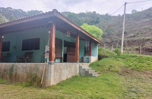 Camanducaia House | Farm with a stream and trail with access to a waterfall and natural pool.