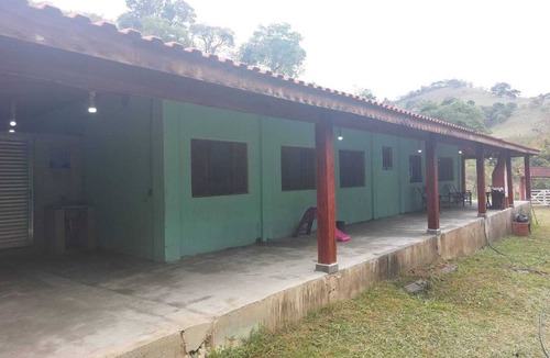 Camanducaia House | Farm with a stream and trail with access to a waterfall and natural pool.