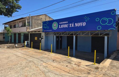 Aparecida de Goiania Apartment | Flat 08 completo com lavanderia na porta e praça movimentada na frente