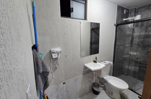 Aparecida de Goiania Apartment | Flat 08 completo com lavanderia na porta e praça movimentada na frente