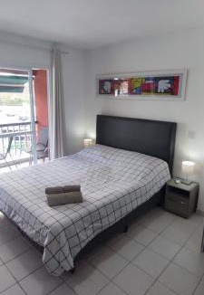 Parque das Palmeiras Apartment | Flat frente mar no Shopping Piratas , com estacionamento gratuito