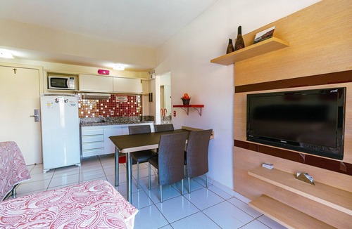 Setor Lagoa Quente Apartment | Frente ao Parque da Lagoa Quente, Apto particular com varanda e vista piscinas, com tela de proteção