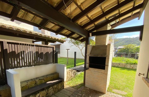 Morrinhos House | Great Location! access to the beach walkway in front - 100m to the sea.