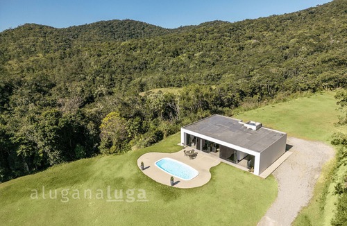 Camboriu House | Green Hill - Nature site with lake and swimming pool