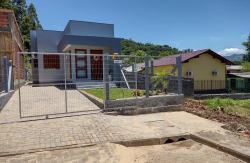 Tres Coroas House | Grey House, próximo a Gramado e ao Templo Budista