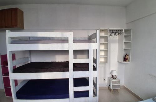 Ipiranga Apartment | Guarapari com elevador, reformado, Wi-Fi, TV com Smart, vista livre e estacionamento
