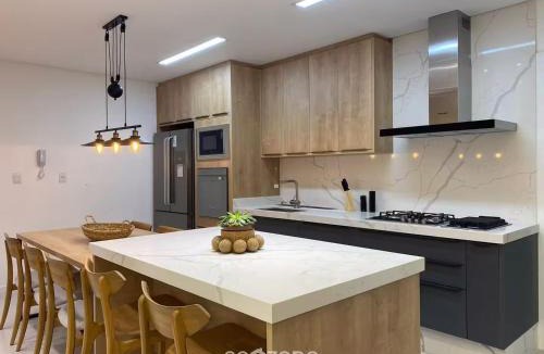 Ingleses Norte Apartment | High-standard apt in cond, 700m the beach CCI210