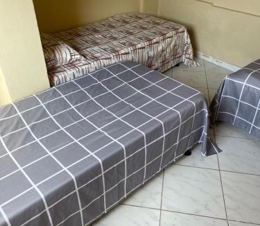 Enseada do Gancho Hostel | Hostel casa amarela