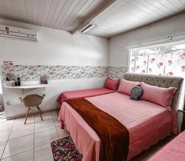Maracangalha Hostel | Hostel das Flores - Suíte Master Quarto Privativo com Banheiro Privativo