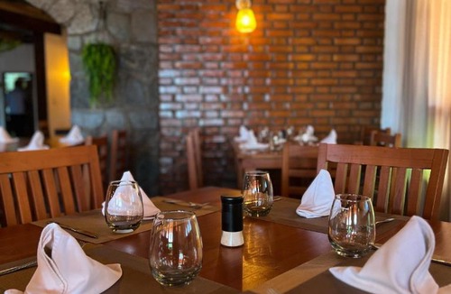 Puerto Esperanza Hotel | Hotel & Restaurant Las Brisas