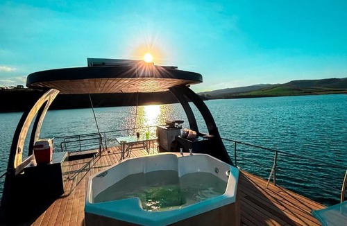 Capitolio Boat Rental | House Boat