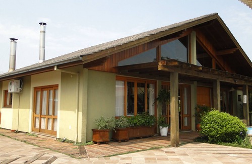 Carniel House | House lawn with 5 suites
