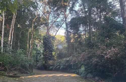 Teresopolis House | House Season Refugio Teresopolis, surrounded by forest, environmental protection area