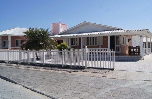 Ponta do Papagaio House | House with 4 bedrooms, 200m from the beach, with barbecue.