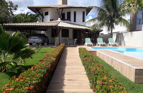 Centro House | House with 4 suites, maid's quarters, swimming pool, balconies, garage and barbecue area.
