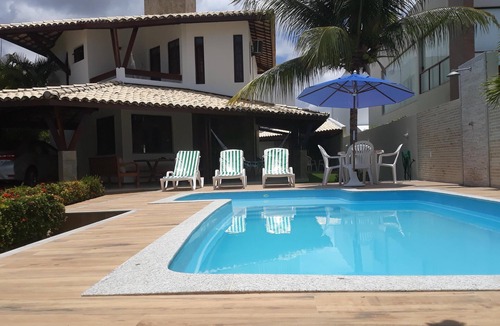 Centro House | House with 4 suites, maid's quarters, swimming pool, balconies, garage and barbecue area.