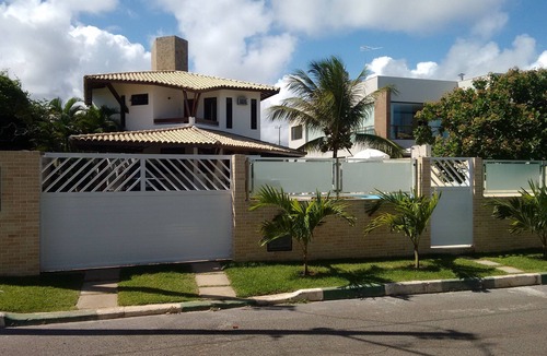 Centro House | House with 4 suites, maid's quarters, swimming pool, balconies, garage and barbecue area.