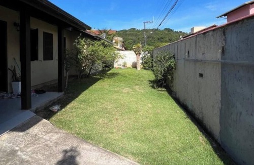 Cachoeira do Bom Jesus House | House with Pool
