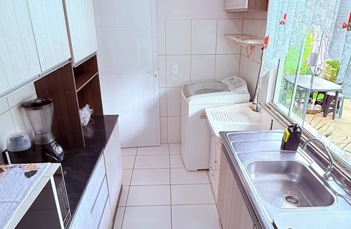 Penha House | House with pool, party lighting 5 minutes from Beto Carrero and 5 minutes walk to the beach