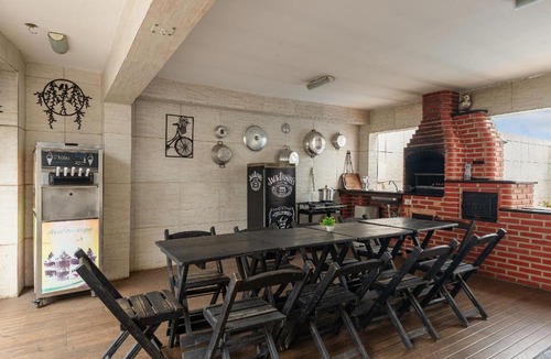 Europa House | House with Pool in BH for Groups and Families