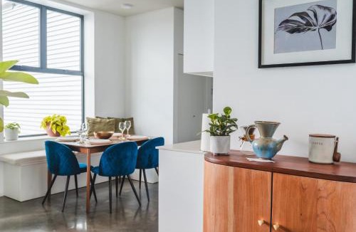 La California Apartment | Jungly Penthouse City View