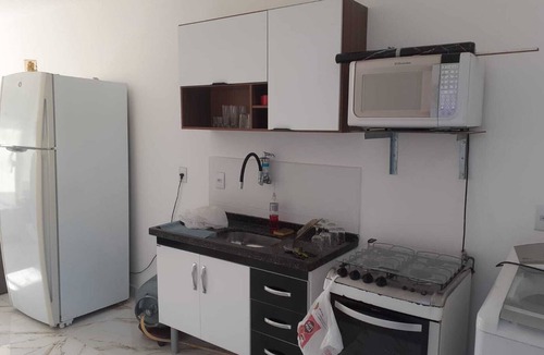 Bairro das Laranjeiras Apartment | Kitnet Branca, Pertinho da Praia e com Muita paz e Sôssego. Vem Conferir