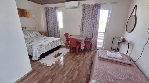 Torres House | KITNET S4 em TORRES-RS - Confortável com cama casal box, cama de solteiro bicama, televisão, geladeira, micro-ondas, chaleira elétrica, ar-condicionado split - Anfitriã Superhost no BnB