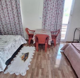 Torres House | KITNET S4 em TORRES-RS - Confortável com cama casal box, cama de solteiro bicama, televisão, geladeira, micro-ondas, chaleira elétrica, ar-condicionado split - Anfitriã Superhost no BnB