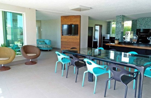 Capitolio House | Lakeside Mansion with 10 Bedrooms