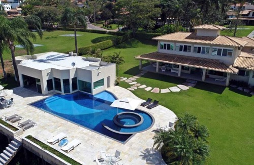 Capitolio House | Lakeside Mansion with 10 Bedrooms