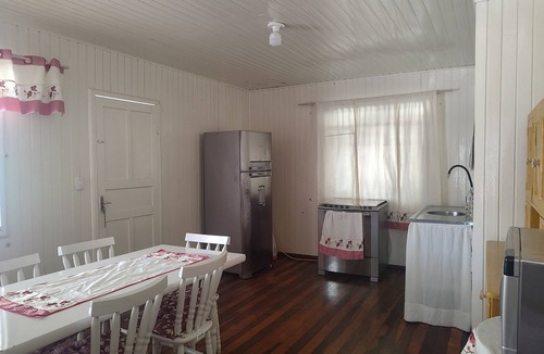 Pato Branco House | Lar acolhedor! Memória, afeto e abraço. Estilo de casa de vó, lembra a infância.