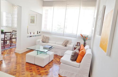 Leblon Apartment | Leblon House V Two-bedroom apartment two blocks from the beach, with 24-hour concierge