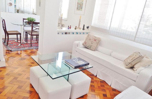 Leblon Apartment | Leblon House V Two-bedroom apartment two blocks from the beach, with 24-hour concierge