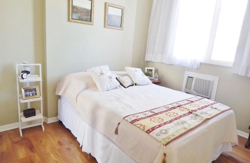 Leblon Apartment | Leblon House V Two-bedroom apartment two blocks from the beach, with 24-hour concierge