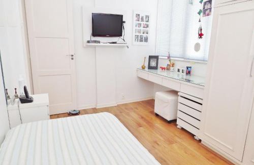 Leblon Apartment | Leblon House V Two-bedroom apartment two blocks from the beach, with 24-hour concierge