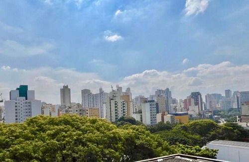 Liberdade Apartment | Liberdade | Acomoda 4 | 200m do Metrô + Ar + Rooftop + Gym