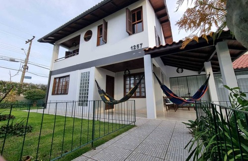 Daniela House | Linda Casa, 4 Quartos com Piscina e Churrasqueira a 150 Metros da Praia