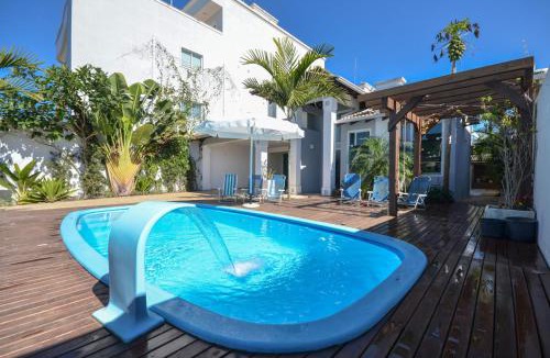 Canto Grande House | Linda casa com piscina e 4 suites no mariscal a 100 metros da praia