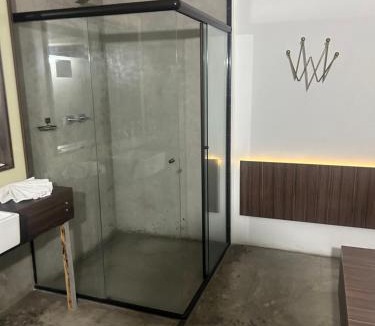 Casa Verde Apartment | Lindo quarto com uma cama super espaçosa, quarto com o banheiro de banho e o de uso pessoal separados