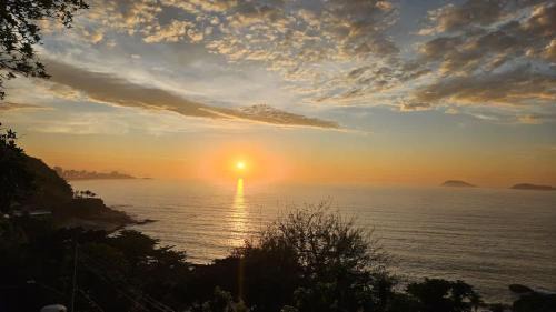 Leblon House | Loft in the forest with sea view & ocean sound