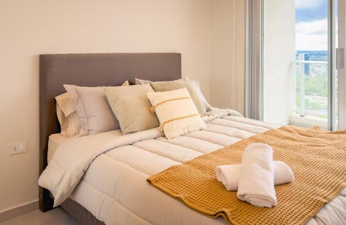 Asuncion Hotel | Loft with Balcony and Rooftop Pool - The Avenue