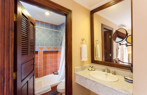 Managua Hotel | Los Robles Charming Colonial Boutique Hotel