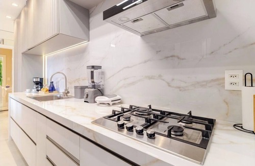 Jurere Apartment | Luxury 2BR 2 Min Walk to Beach Rooftop Pool BBQ 2 Parking