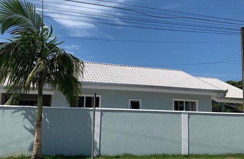 Matinhos House | M&M House - Casa com Piscina e Ar Condicionado em Matinhos Para 10 Pessoas