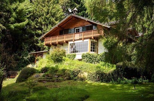 Colonia Suiza House | Magical 5 bedroom house over Moreno Lake.