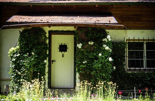 Colonia Suiza House | Magical 5 bedroom house over Moreno Lake.
