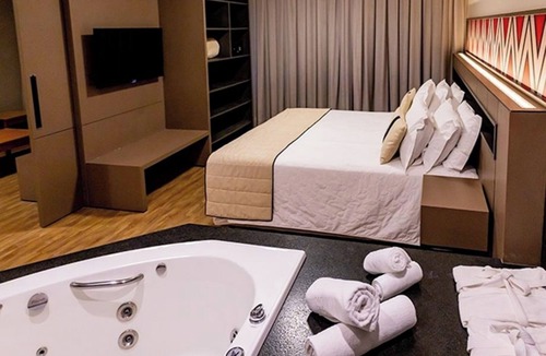 Foz do Iguacu Hotel | Master Suite | Free Breakfast, 3 Outdoor Pools & 3 mi to IGU Airport