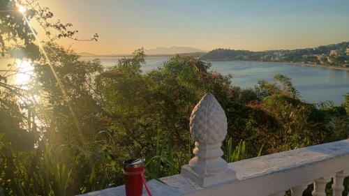 Cacuia House | Micro casa no Rio de Janeiro - Ela é privada e com boa localização - Boa para quem vem passear- Ótimo para trabalho ou home office- Pra quem está preocupado com o voo, o Aeroporto Galeão é perto- Visitar famíliares- Lugar tranquilo e agradável